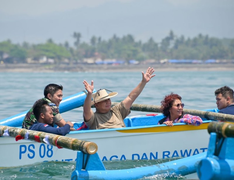 Prabowo Subianto dan Susi Pudjiastuti bersih bersih Pantai Pangandaran, Jawa Barat. (Tangkapan layar Facebook Prabowo Subianto)
