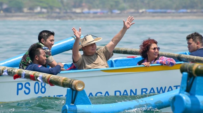 Prabowo Subianto dan Susi Pudjiastuti bersih bersih Pantai Pangandaran, Jawa Barat. (Tangkapan layar Facebook Prabowo Subianto)