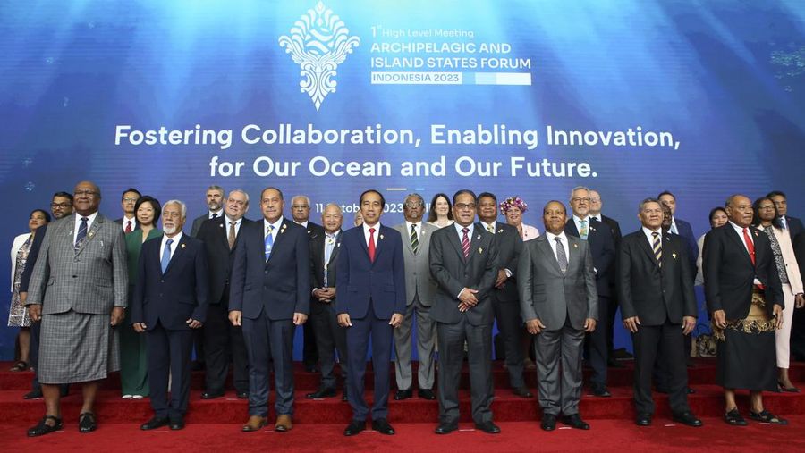 Presiden Indonesia Joko Widodo menyampaikan pidatonya pada pertemuan tingkat tinggi pertama Forum Negara Kepulauan dan Pulau (AIS Forum) di Bali, Indonesia pada hari Rabu, 11 Oktober 2023. (AP Photo/Firdia Lisnawati)