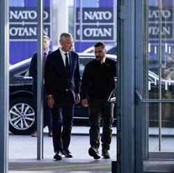 Zelensky Datangi Markas NATO Minta Senjata Lawan Rusia