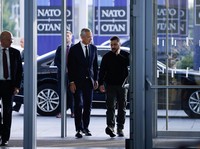 Zelensky Datangi Markas NATO Minta Senjata Lawan Rusia