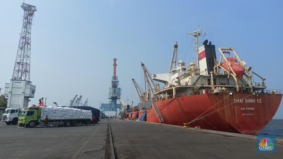 Beras Impor tiba di Pelabuhan Tanjung Priok, Jakarta. (CNBC Indonesia/Ferry Sandi)