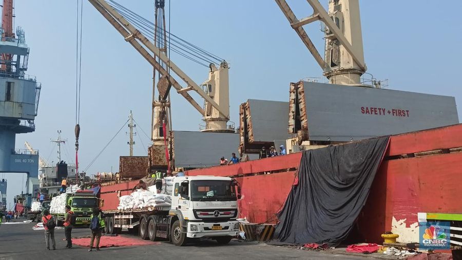 Beras Impor tiba di Pelabuhan Tanjung Priok, Jakarta. (CNBC Indonesia/Ferry Sandi)