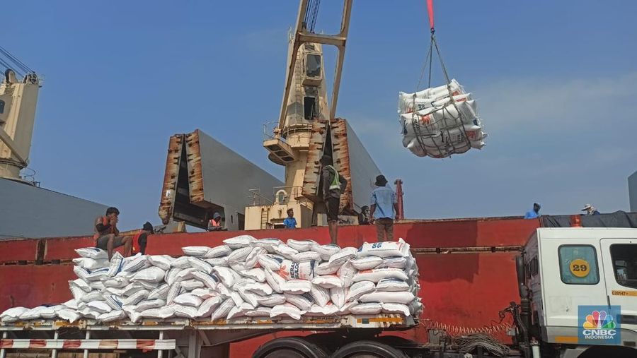 Beras Impor tiba di Pelabuhan Tanjung Priok, Jakarta. (CNBC Indonesia/Ferry Sandi)