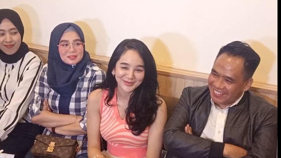 Hana Hanifah menggugat cerai suaminya.