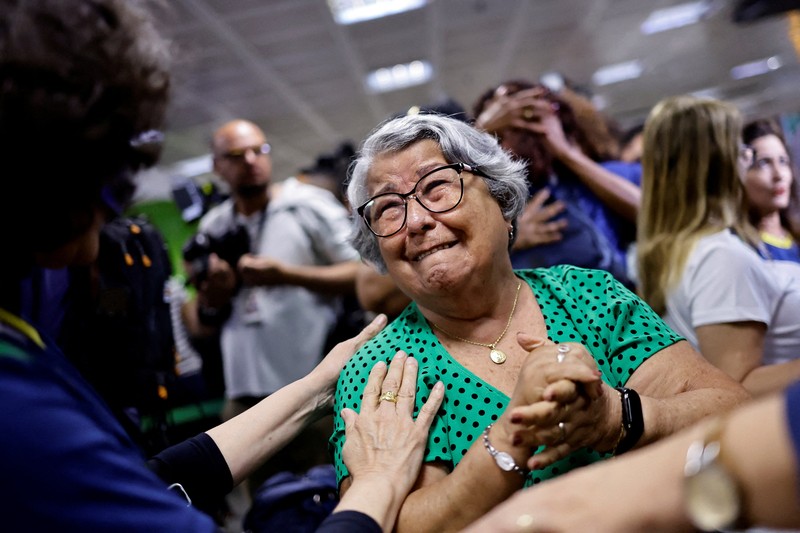 ISRAEL-PALESTINIANS/BRAZIL-ARRIVALS Brazilian citizens, who were repatriated from Israel, arrive at the Air Force base of Brasilia, in Brasilia, Brazil October 11, 2023. REUTERS/Ueslei Marcelino