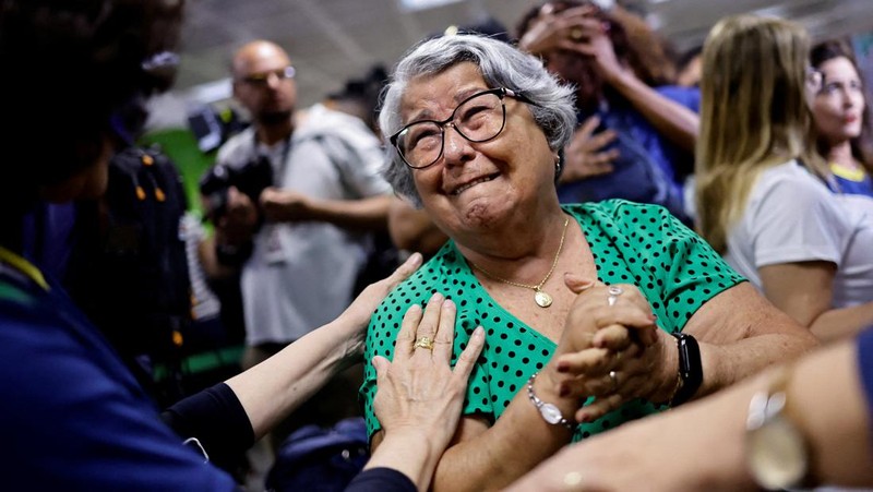 Brazilian citizens, who were repatriated from Israel, arrive at the Air Force base of Brasilia, in Brasilia, Brazil October 11, 2023. REUTERS/Ueslei Marcelino