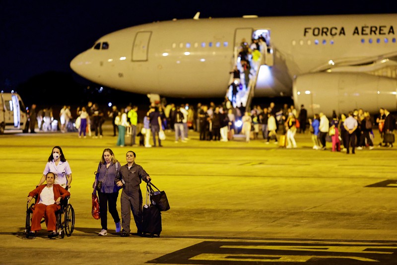 ISRAEL-PALESTINIANS/BRAZIL-ARRIVALS Brazilian citizens, who were repatriated from Israel, arrive at the Air Force base of Brasilia, in Brasilia, Brazil October 11, 2023. REUTERS/Ueslei Marcelino