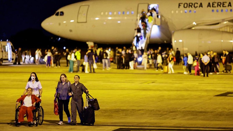 Brazilian citizens, who were repatriated from Israel, arrive at the Air Force base of Brasilia, in Brasilia, Brazil October 11, 2023. REUTERS/Ueslei Marcelino