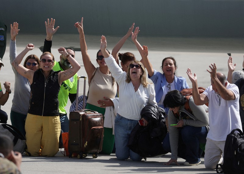 ISRAEL-PALESTINIANS/BRAZIL-ARRIVALS Brazilian citizens, who were repatriated from Israel, arrive at the Air Force base of Brasilia, in Brasilia, Brazil October 11, 2023. REUTERS/Ueslei Marcelino