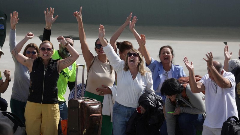 Brazilian citizens, who were repatriated from Israel, arrive at the Air Force base of Brasilia, in Brasilia, Brazil October 11, 2023. REUTERS/Ueslei Marcelino