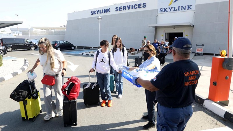 Brazilian citizens, who were repatriated from Israel, arrive at the Air Force base of Brasilia, in Brasilia, Brazil October 11, 2023. REUTERS/Ueslei Marcelino