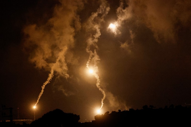 Flares, fired from the Israeli side, burn in the sky as seen from Ramyah near the Lebanese-Israeli border, in southern Lebanon, October 11, 2023. REUTERS/Thaier Al-Sudani     TPX IMAGES OF THE DAY