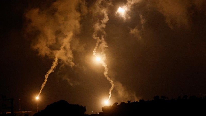 Flares, fired from the Israeli side, burn in the sky as seen from Ramyah near the Lebanese-Israeli border, in southern Lebanon, October 11, 2023. REUTERS/Thaier Al-Sudani     TPX IMAGES OF THE DAY