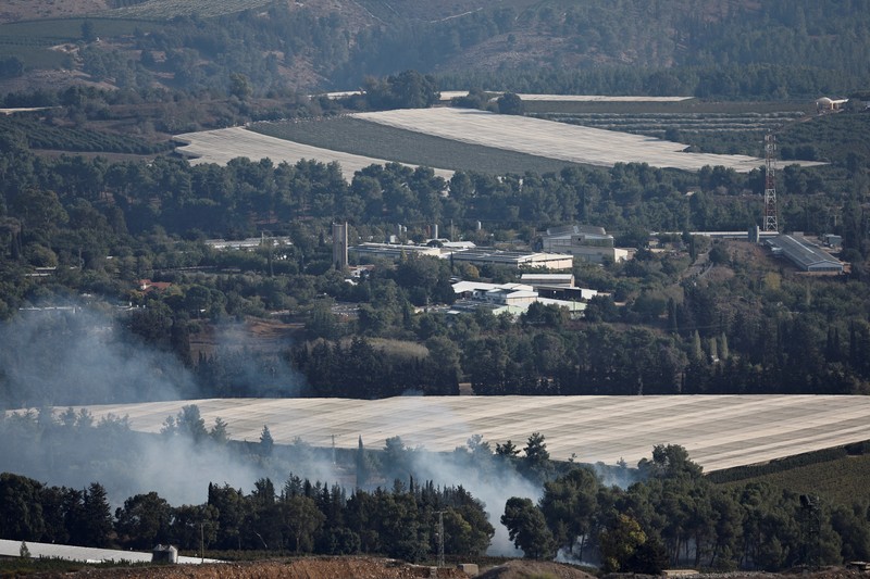 ISRAEL-PALESTINIANS/LEBANON Flares, fired from the Israeli side, burn in the sky as seen from Ramyah near the Lebanese-Israeli border, in southern Lebanon, October 11, 2023. REUTERS/Thaier Al-Sudani TPX IMAGES OF THE DAY