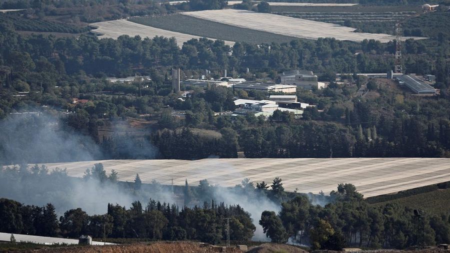 Flares, fired from the Israeli side, burn in the sky as seen from Ramyah near the Lebanese-Israeli border, in southern Lebanon, October 11, 2023. REUTERS/Thaier Al-Sudani     TPX IMAGES OF THE DAY