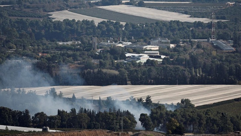 Flares, fired from the Israeli side, burn in the sky as seen from Ramyah near the Lebanese-Israeli border, in southern Lebanon, October 11, 2023. REUTERS/Thaier Al-Sudani     TPX IMAGES OF THE DAY