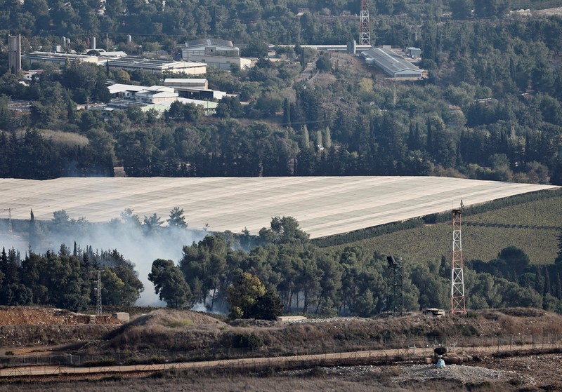 ISRAEL-PALESTINIANS/LEBANON Flares, fired from the Israeli side, burn in the sky as seen from Ramyah near the Lebanese-Israeli border, in southern Lebanon, October 11, 2023. REUTERS/Thaier Al-Sudani TPX IMAGES OF THE DAY
