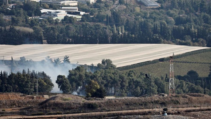 Flares, fired from the Israeli side, burn in the sky as seen from Ramyah near the Lebanese-Israeli border, in southern Lebanon, October 11, 2023. REUTERS/Thaier Al-Sudani     TPX IMAGES OF THE DAY