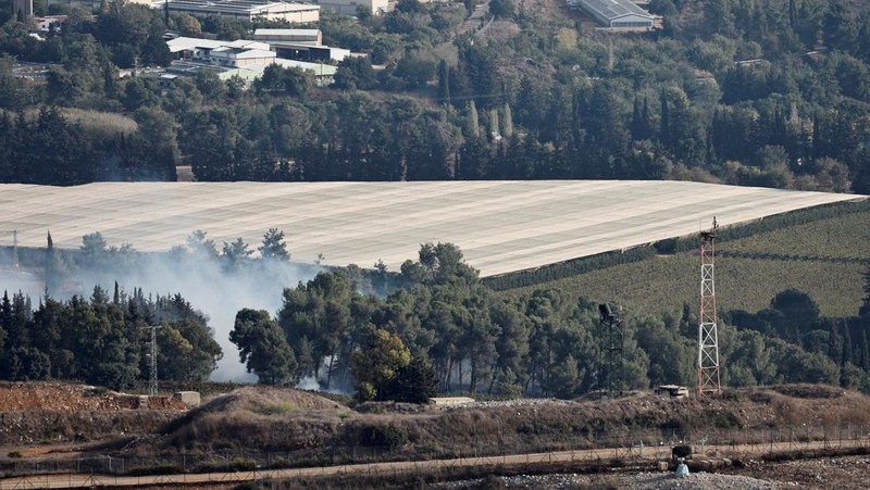 Flares, fired from the Israeli side, burn in the sky as seen from Ramyah near the Lebanese-Israeli border, in southern Lebanon, October 11, 2023. REUTERS/Thaier Al-Sudani     TPX IMAGES OF THE DAY