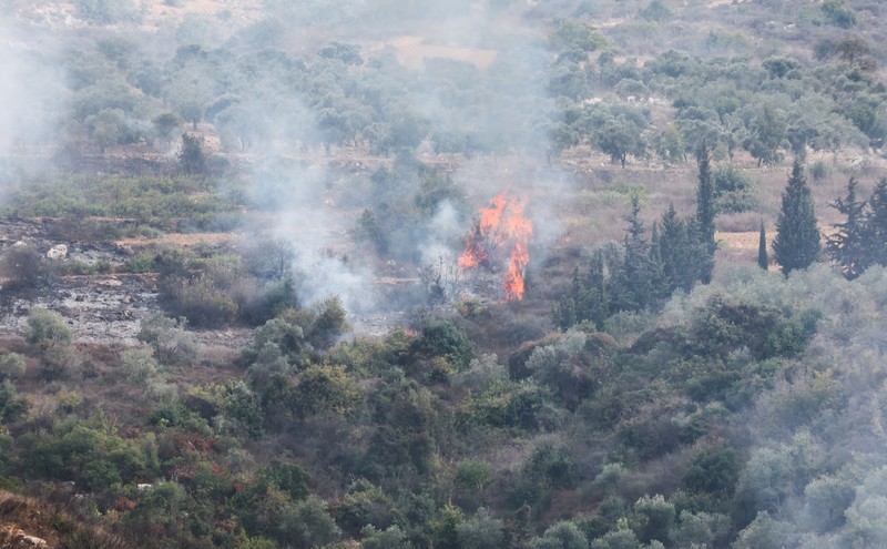 ISRAEL-PALESTINIANS/LEBANON Flares, fired from the Israeli side, burn in the sky as seen from Ramyah near the Lebanese-Israeli border, in southern Lebanon, October 11, 2023. REUTERS/Thaier Al-Sudani TPX IMAGES OF THE DAY