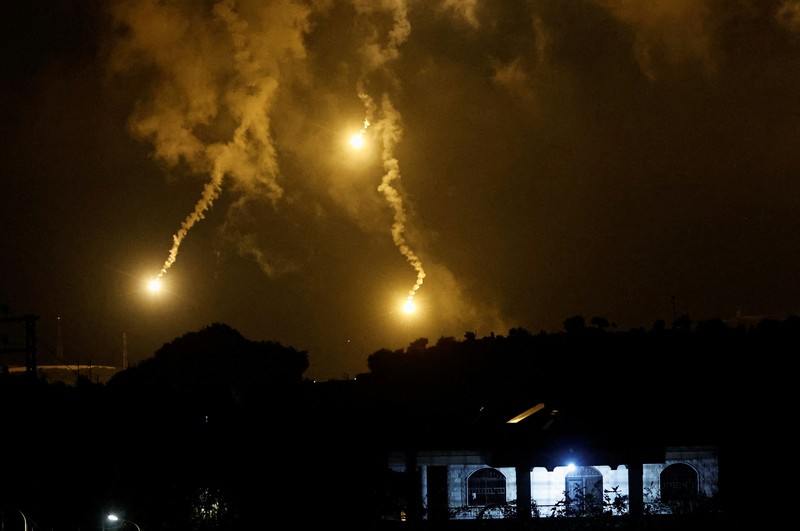 ISRAEL-PALESTINIANS/LEBANON Flares, fired from the Israeli side, burn in the sky as seen from Ramyah near the Lebanese-Israeli border, in southern Lebanon, October 11, 2023. REUTERS/Thaier Al-Sudani TPX IMAGES OF THE DAY