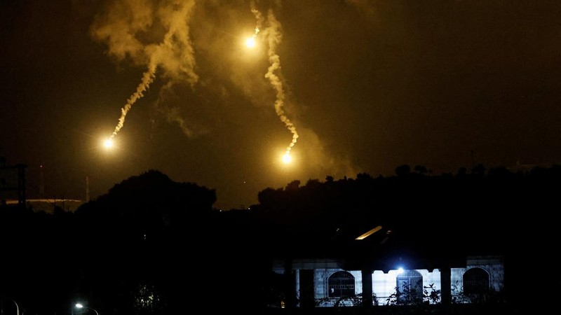 Flares, fired from the Israeli side, burn in the sky as seen from Ramyah near the Lebanese-Israeli border, in southern Lebanon, October 11, 2023. REUTERS/Thaier Al-Sudani     TPX IMAGES OF THE DAY