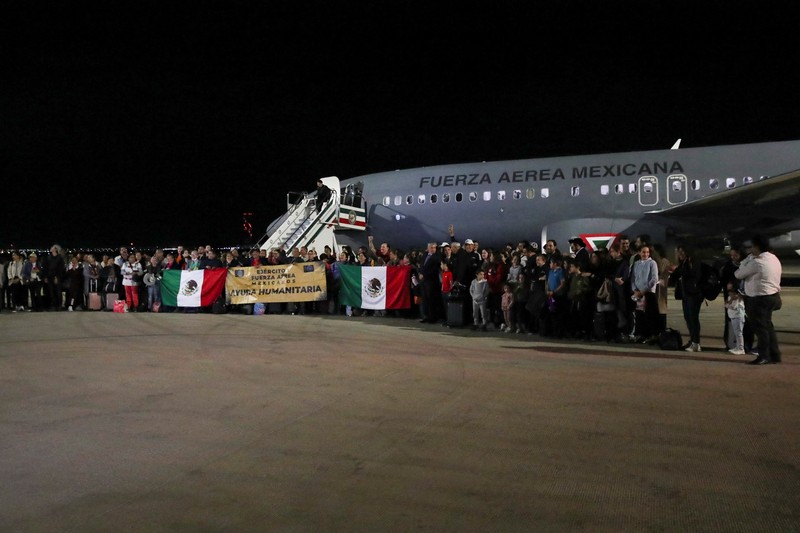 ISRAEL-PALESTINIANS/BRAZIL-ARRIVALS Brazilian citizens, who were repatriated from Israel, arrive at the Air Force base of Brasilia, in Brasilia, Brazil October 11, 2023. REUTERS/Ueslei Marcelino
