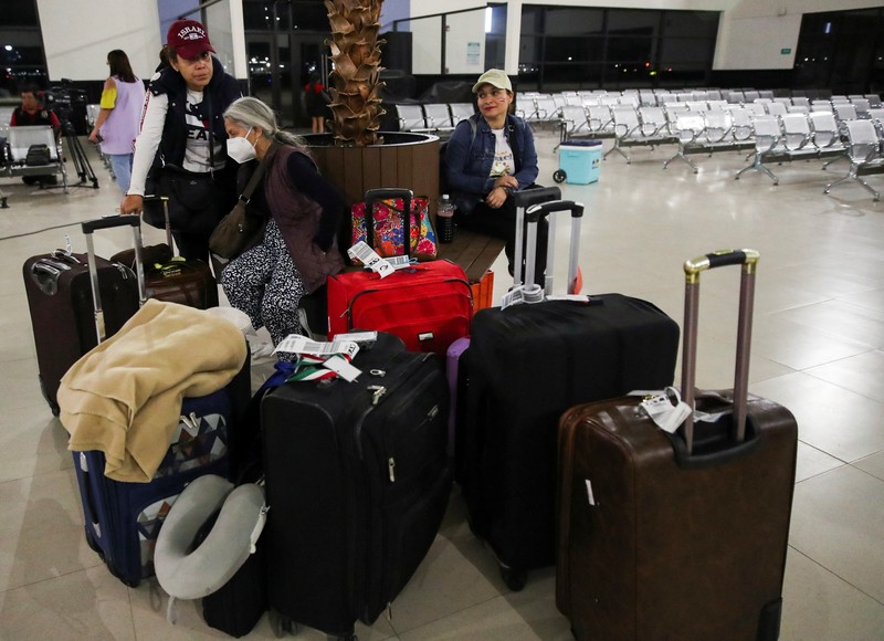 ISRAEL-PALESTINIANS/BRAZIL-ARRIVALS Brazilian citizens, who were repatriated from Israel, arrive at the Air Force base of Brasilia, in Brasilia, Brazil October 11, 2023. REUTERS/Ueslei Marcelino