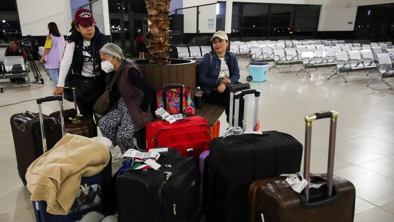 Brazilian citizens, who were repatriated from Israel, arrive at the Air Force base of Brasilia, in Brasilia, Brazil October 11, 2023. REUTERS/Ueslei Marcelino