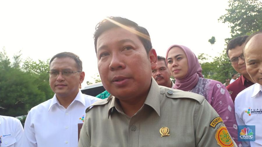 Pelaksana Tugas (Plt) Menteri Pertanian Arief Prasetyo Adi menyampaikan alasan tujuannya melakukan sidak ke kios-kios pupuk dan sawah di daerah Karawang, Jawa Barat hari ini, Kamis (12/10/2023). (CNBC Indonesia/Martyasari Rizky)