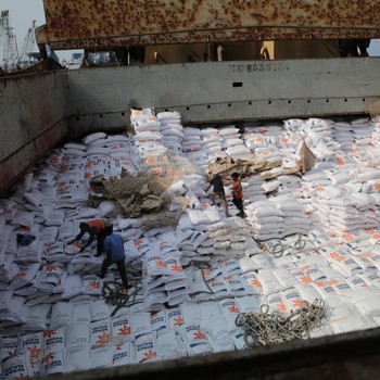 Penampakan 24.000 Ton Beras Impor Asal Vietnam Masuk Jakarta