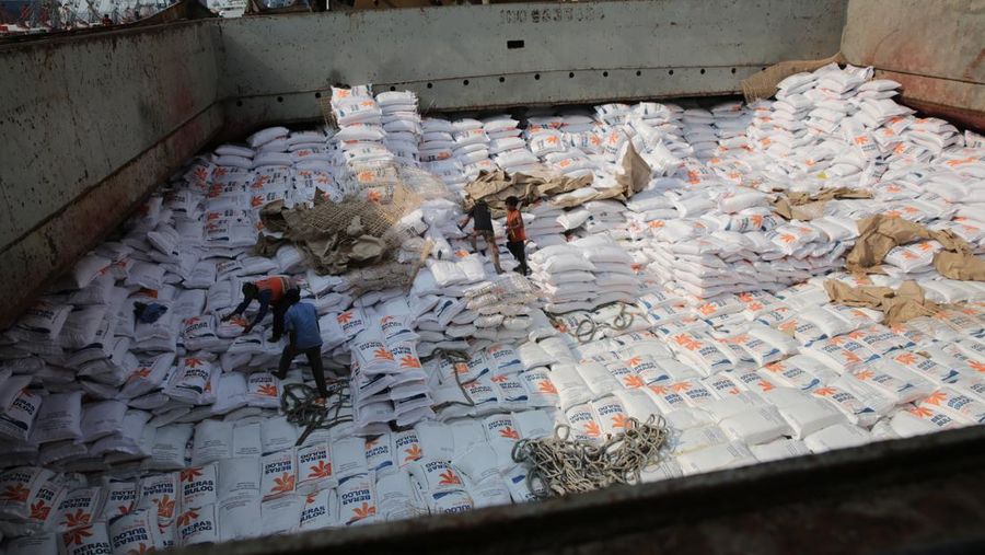 Pembongkaran Kapal Impor Beras. (Dok.Bulog)