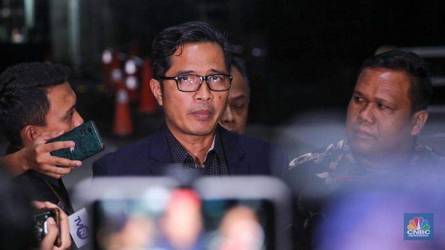 Pengaca Mantan Menteri Pertanian Syahrul Yasin Limpo (SYL), Febri Diansyah memberikan keteran kepada wartawan di gedung Merah Putih KPK, Jakarta, Kamis (12/10/2023). (CNBC Indonesia/Faisal Rahman)