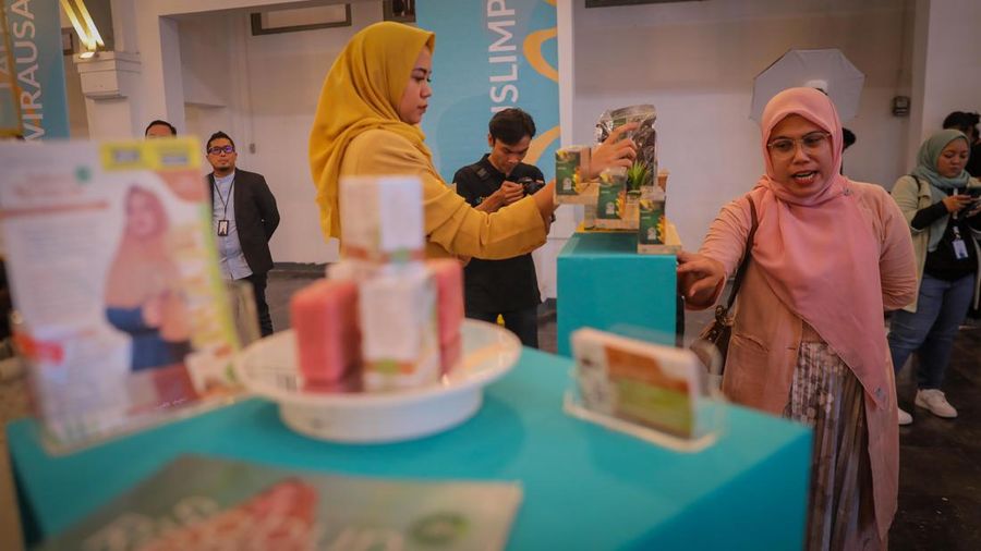 Pengunjung melihat produk UMKM dari Grand Finalis Talenta Wirausaha BSI 2023 dalam acara Awarding Talenta Wirausaha BSI dan Aceh Muslimpreneur di Pos Bloc, Pasar Baru, Jakarta, Kamis (12/10/2023). (CNBC Indonesia/Faisal Rahman)