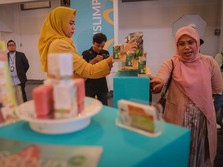Pengunjung melihat produk UMKM dari Grand Finalis Talenta Wirausaha BSI 2023 dalam acara Awarding Talenta Wirausaha BSI dan Aceh Muslimpreneur di Pos Bloc, Pasar Baru, Jakarta, Kamis (12/10/2023). (CNBC Indonesia/Faisal Rahman)