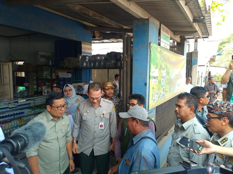 Plt Menteri Pertanian Arief Prasetyo Adi mengecek stok pupuk di beberapa kios di Karawang, Jawa Barat. CNBC Indonesia/ Martyasari Rizky Plt Menteri Pertanian Arief Prasetyo Adi mengecek stok pupuk di beberapa kios di Karawang, Jawa Barat. CNBC Indonesia/ Martyasari Rizky