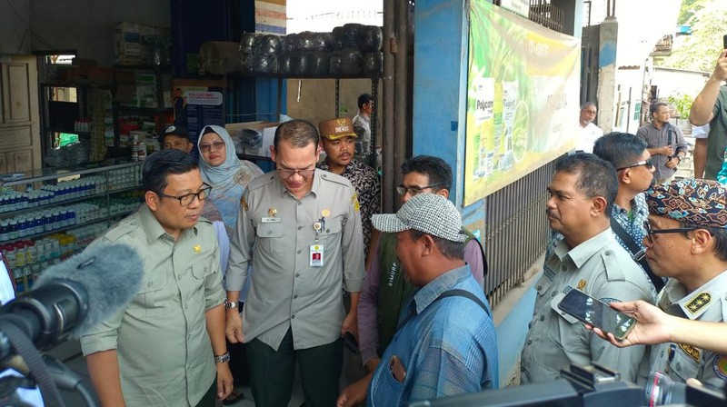 Plt Menteri Pertanian Arief Prasetyo Adi mengecek stok pupuk di beberapa kios di Karawang, Jawa Barat. CNBC Indonesia/ Martyasari Rizky