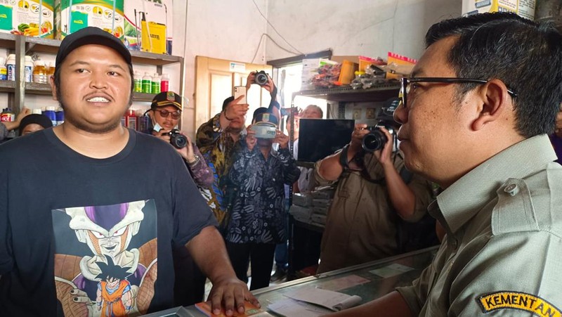 Plt Menteri Pertanian Arief Prasetyo Adi mengecek stok pupuk di beberapa kios di Karawang, Jawa Barat. CNBC Indonesia/ Martyasari Rizky
