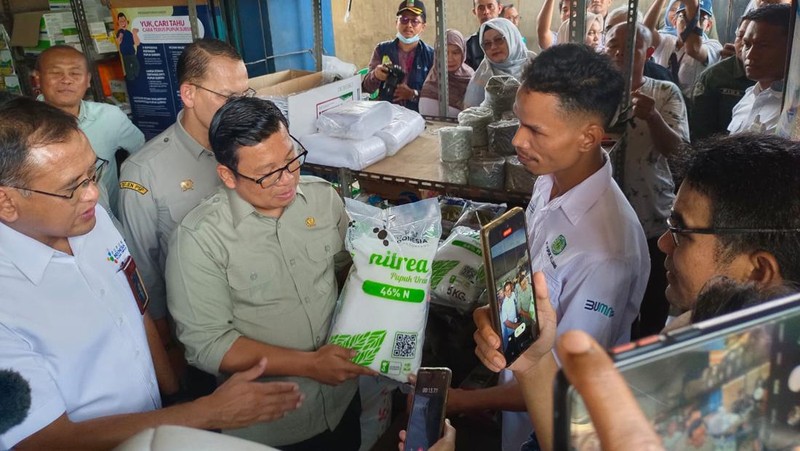 Plt Menteri Pertanian Arief Prasetyo Adi mengecek stok pupuk di beberapa kios di Karawang, Jawa Barat. CNBC Indonesia/ Martyasari Rizky