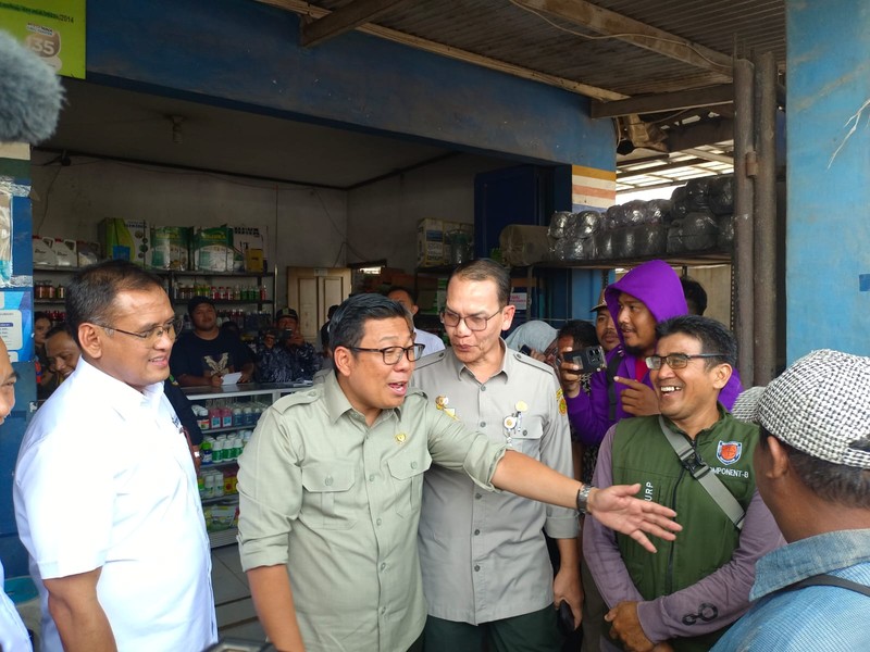 Plt Menteri Pertanian Arief Prasetyo Adi mengecek stok pupuk di beberapa kios di Karawang, Jawa Barat. CNBC Indonesia/ Martyasari Rizky Plt Menteri Pertanian Arief Prasetyo Adi mengecek stok pupuk di beberapa kios di Karawang, Jawa Barat. CNBC Indonesia/ Martyasari Rizky