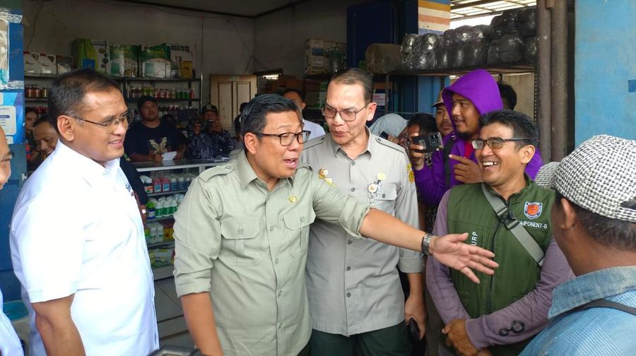 Plt Menteri Pertanian Arief Prasetyo Adi mengecek stok pupuk di beberapa kios di Karawang, Jawa Barat. CNBC Indonesia/ Martyasari Rizky