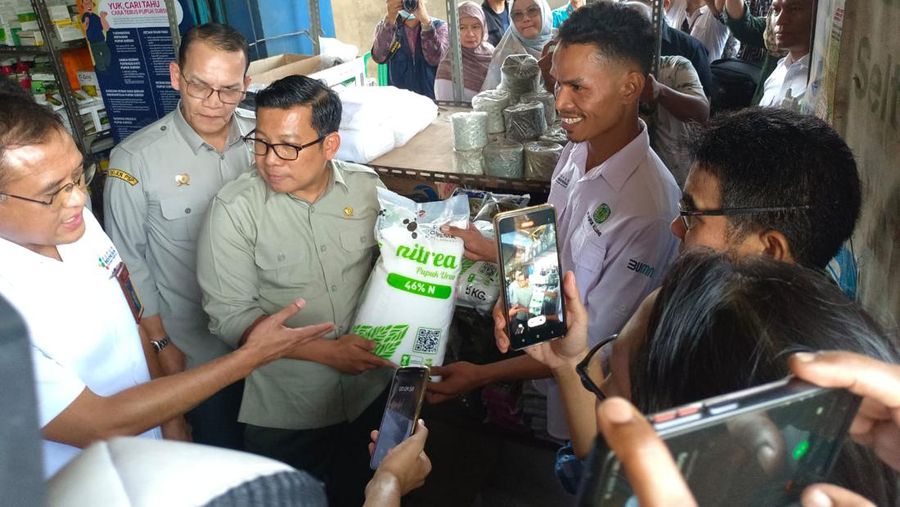 Plt Menteri Pertanian Arief Prasetyo Adi mengecek stok pupuk di beberapa kios di Karawang, Jawa Barat. CNBC Indonesia/ Martyasari Rizky