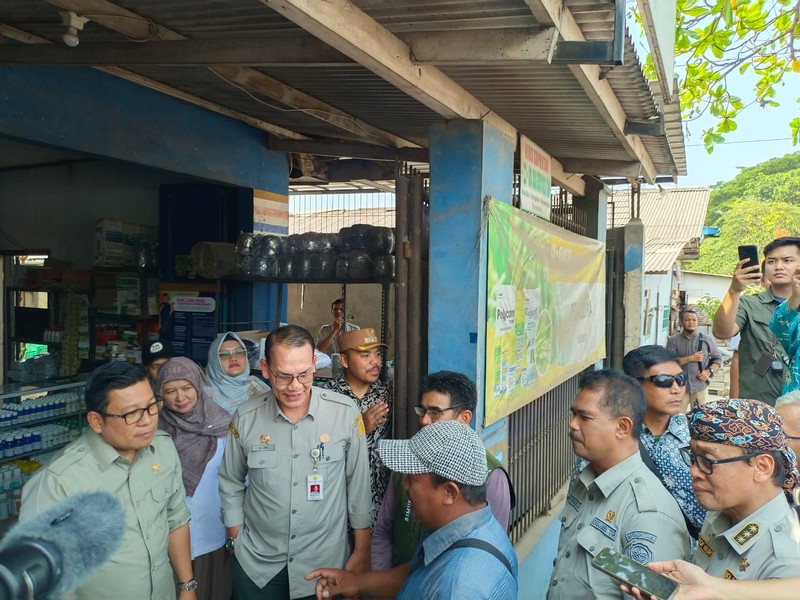 Plt Menteri Pertanian Arief Prasetyo Adi mengecek stok pupuk di beberapa kios di Karawang, Jawa Barat. CNBC Indonesia/ Martyasari Rizky