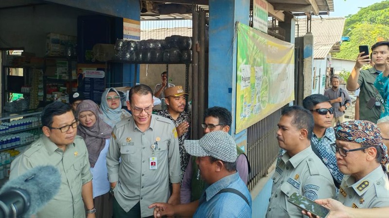 Plt Menteri Pertanian Arief Prasetyo Adi mengecek stok pupuk di beberapa kios di Karawang, Jawa Barat. CNBC Indonesia/ Martyasari Rizky