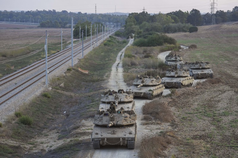 Ratusan tentara Israel masuk di Perbatasan Gaza. (AP/Ohad Zwigenberg) Ratusan tentara Israel masuk di Perbatasan Gaza. (AP/Ohad Zwigenberg)