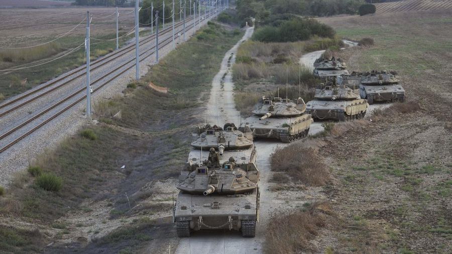 Ratusan tentara Israel masuk di Perbatasan Gaza. (AP/Ohad Zwigenberg)