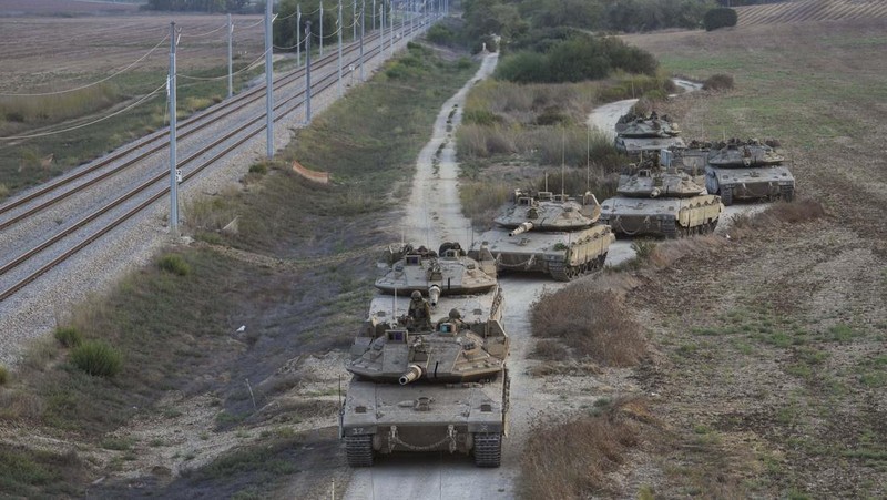 Ratusan tentara Israel masuk di Perbatasan Gaza. (AP/Ohad Zwigenberg)