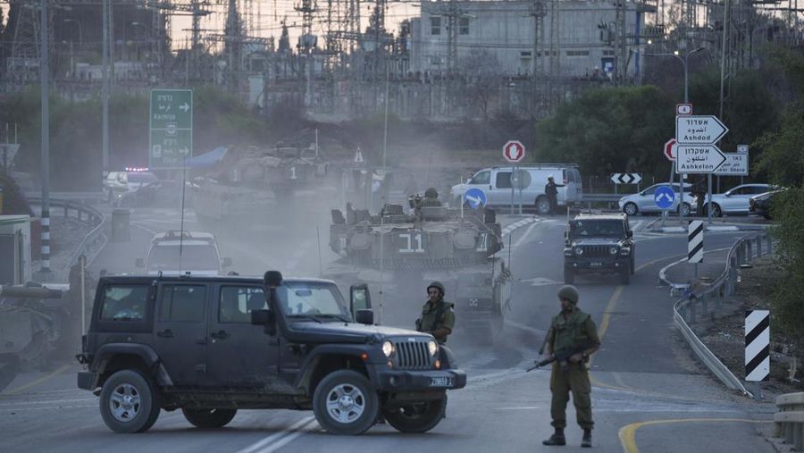 Ratusan tentara Israel masuk di Perbatasan Gaza. (AP Photo/Erik Marmor)