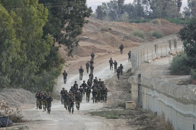Ratusan tentara Israel masuk di Perbatasan Gaza. (AP/Ohad Zwigenberg) Ratusan tentara Israel masuk di Perbatasan Gaza. (AP/Ohad Zwigenberg)